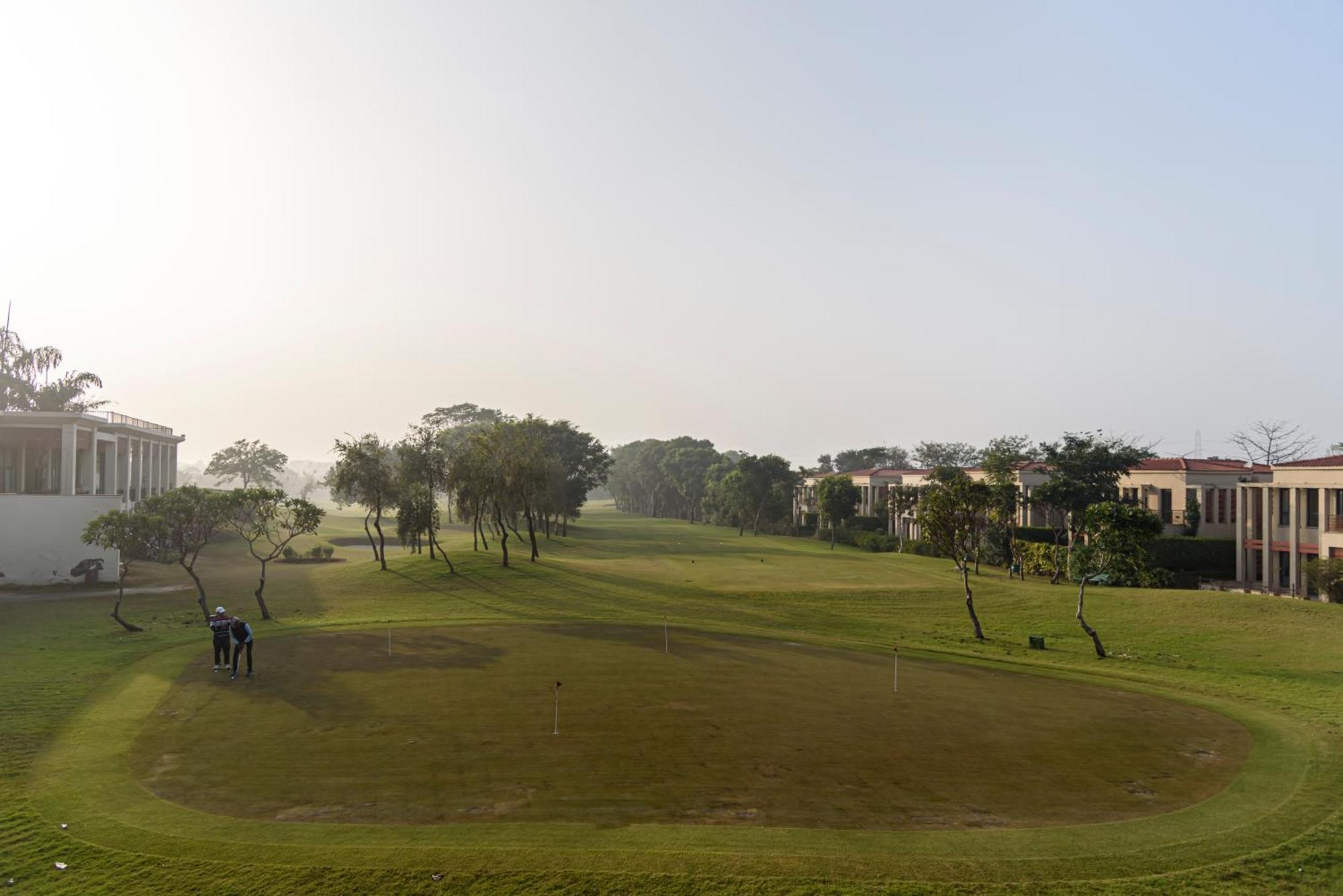 Beautiful Apartments At Tarudhan Valley Golf Resort, Manesar グルガウン 部屋 写真