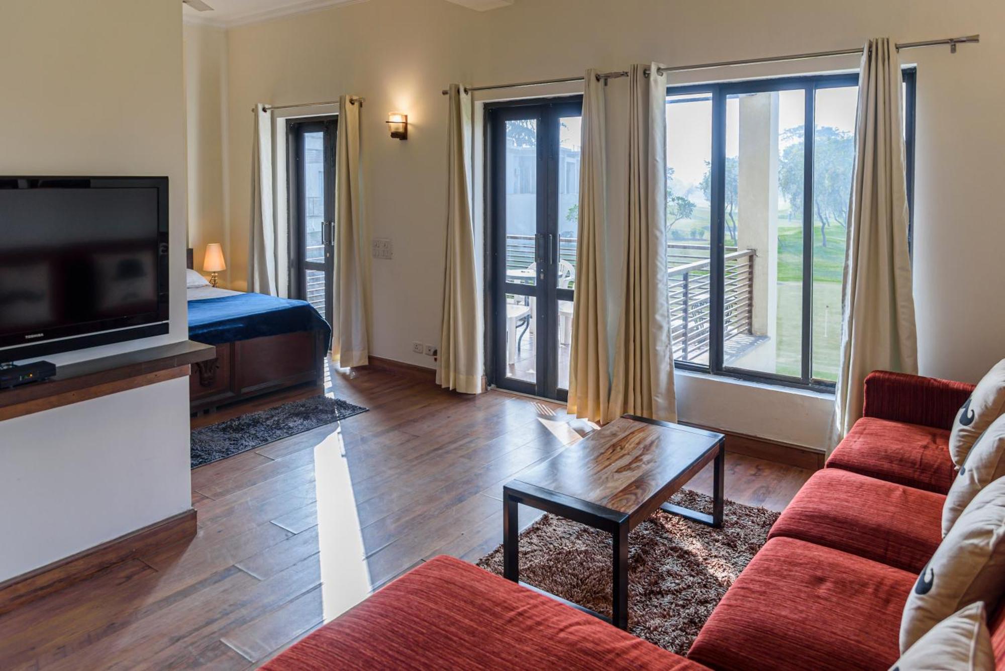 Beautiful Apartments At Tarudhan Valley Golf Resort, Manesar グルガウン 部屋 写真