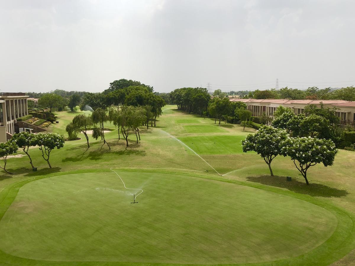 Beautiful Apartments At Tarudhan Valley Golf Resort, Manesar グルガウン エクステリア 写真