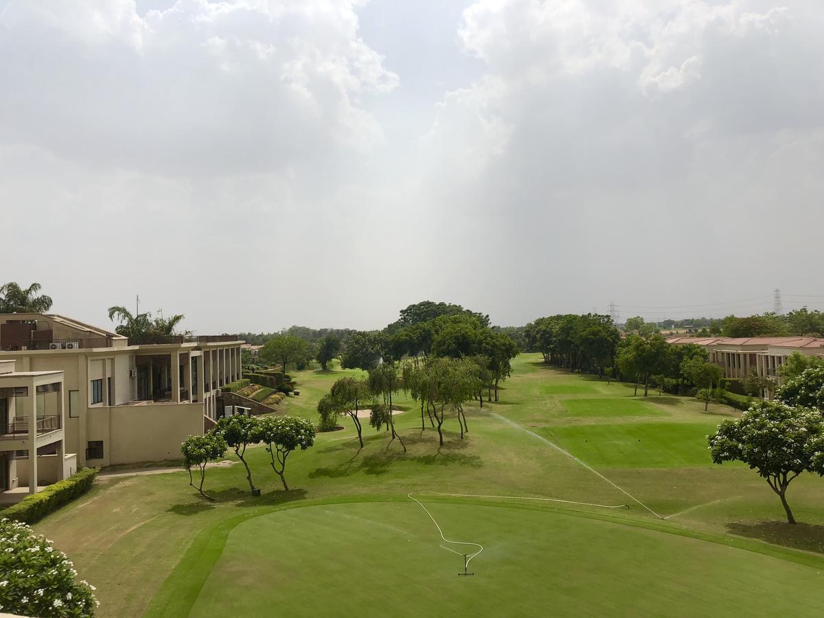 Beautiful Apartments At Tarudhan Valley Golf Resort, Manesar グルガウン エクステリア 写真
