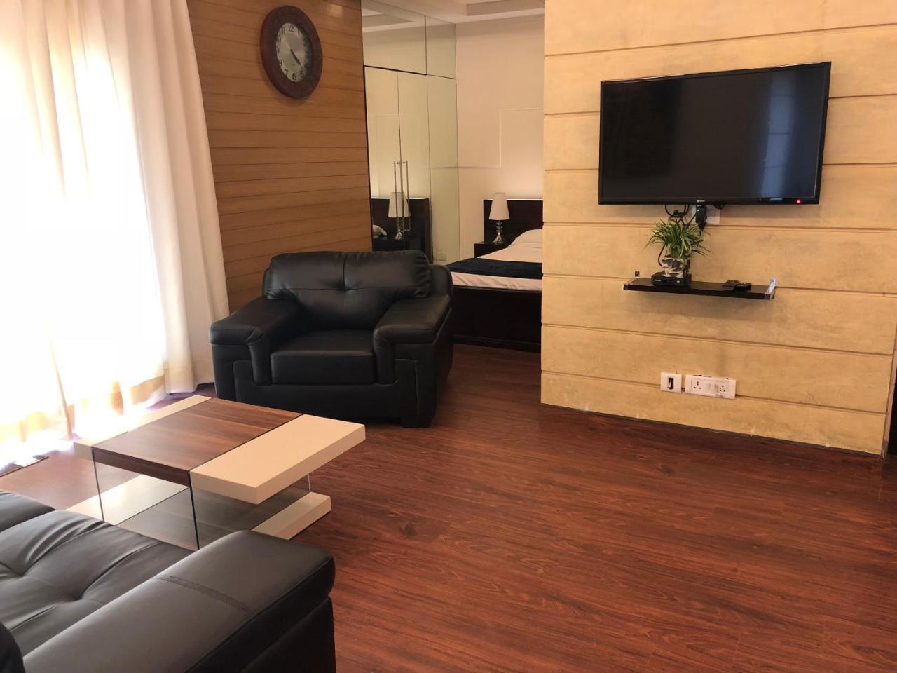 Beautiful Apartments At Tarudhan Valley Golf Resort, Manesar グルガウン エクステリア 写真