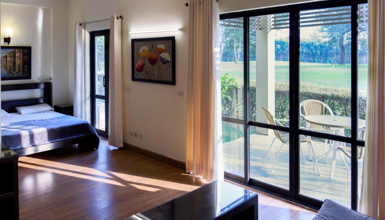 Beautiful Apartments At Tarudhan Valley Golf Resort, Manesar グルガウン エクステリア 写真